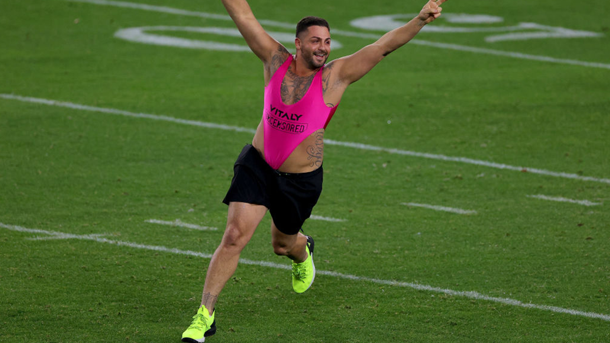 Супербоул-2021: чоловік влаштував еротичний забіг в купальнику під час матчу