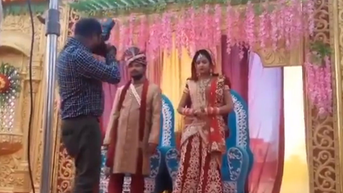 Наречений приревнував кохану до весільного фотографа: кумедне відео