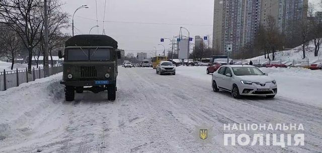 У Києві задіяли БТР для порятунку автомобілів зі снігової пастки: фото - фото 446937