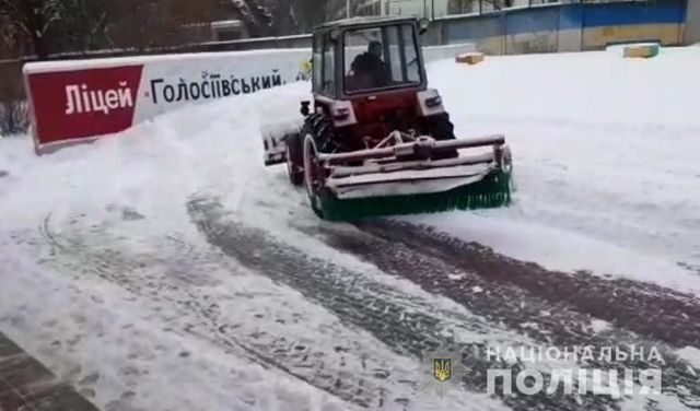 У Києві задіяли БТР для порятунку автомобілів зі снігової пастки: фото - фото 446938