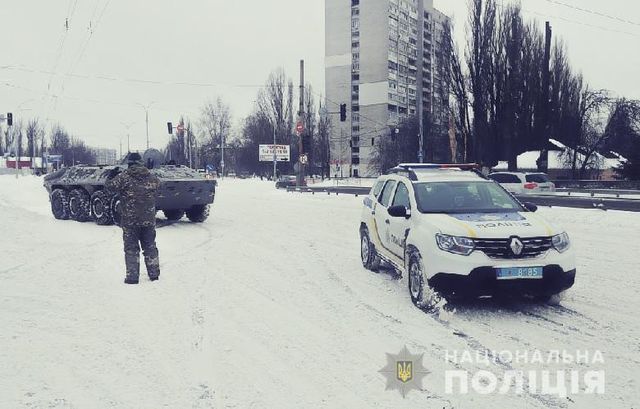 У Києві задіяли БТР для порятунку автомобілів зі снігової пастки: фото - фото 446939