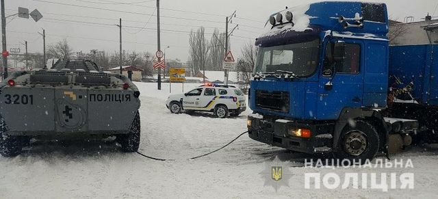 У Києві задіяли БТР для порятунку автомобілів зі снігової пастки: фото - фото 446940