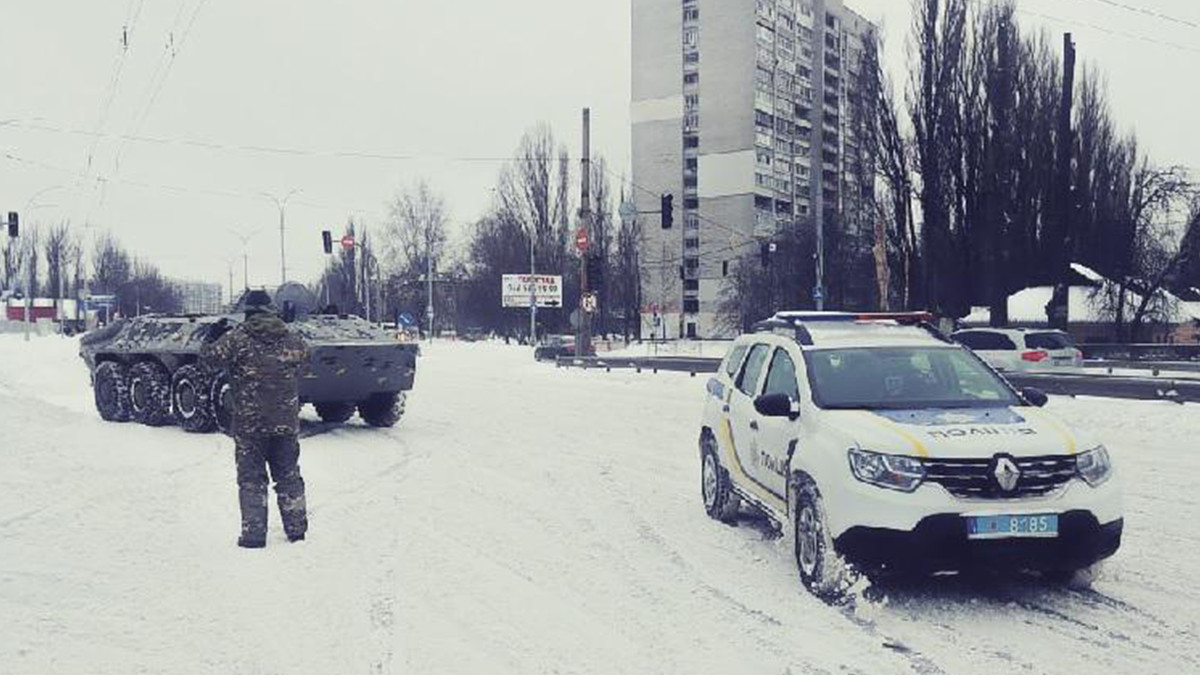 У Києві задіяли БТР для порятунку автомобілів зі снігової пастки: фото - фото 1