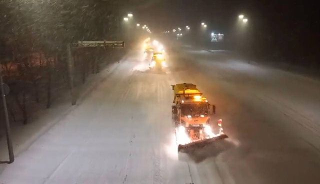 Київ зупинився, там сніжить вже понад 30 годин: фото - фото 447002