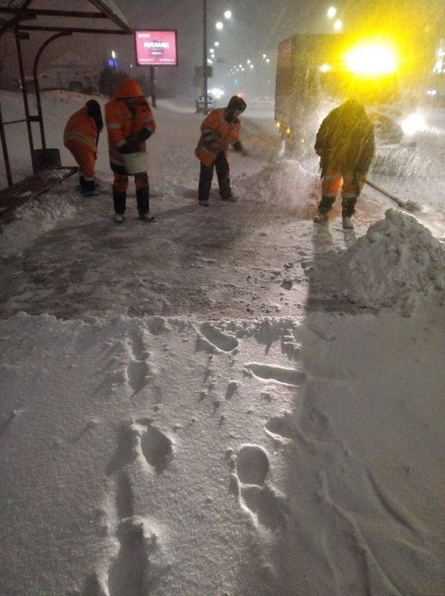 Київ зупинився, там сніжить вже понад 30 годин: фото - фото 447003