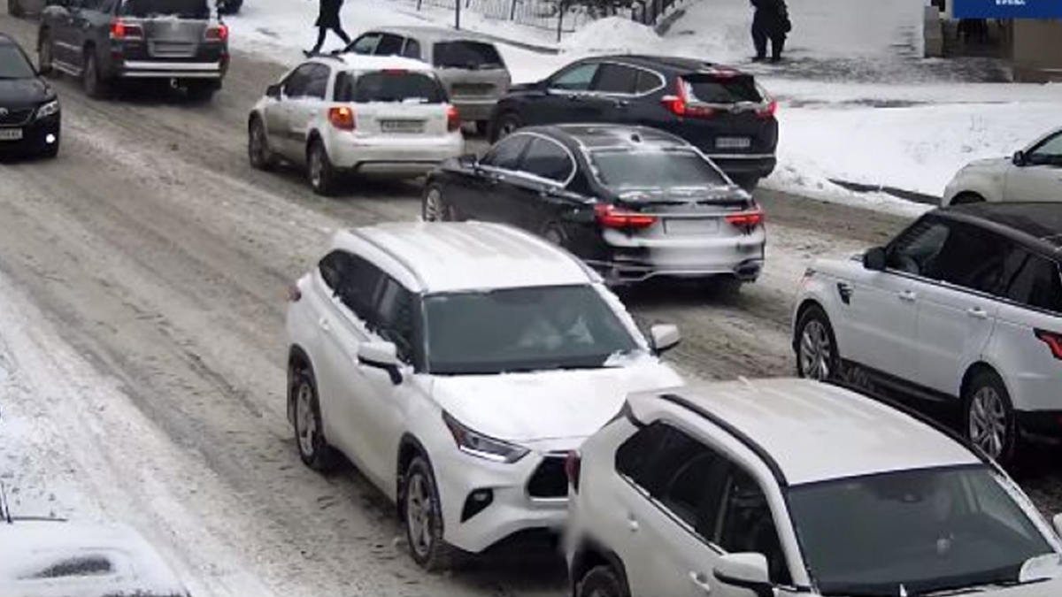 Перехвилювалася і розгубилася: водійка спричинила подвійне епічне ДТП у Києві (відео) - фото 1