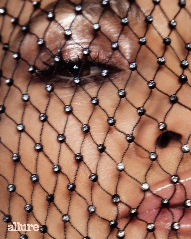 Дженніфер Лопес здивувала сміливою стрижкою на обкладинці глянцю - фото 447085