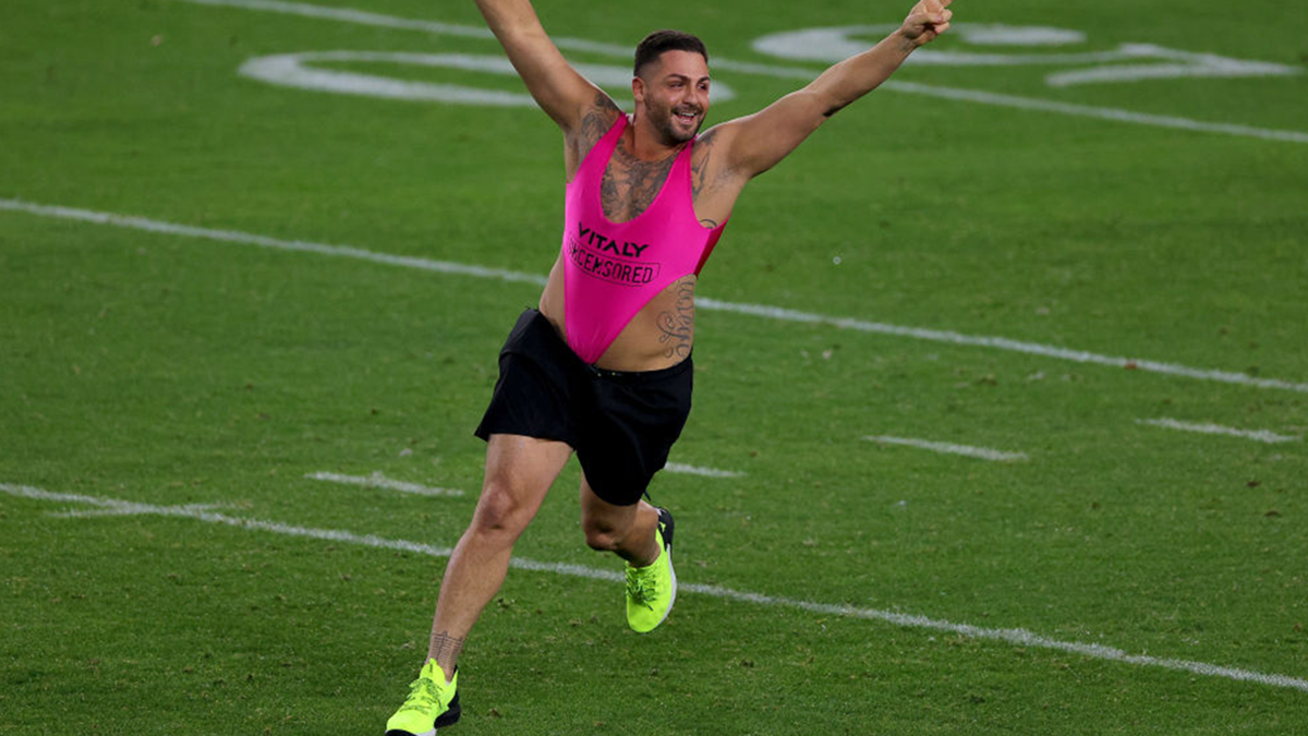 Бігун в рожевому купальнику на Суперболі 2021 розбагатів на своїй витівці