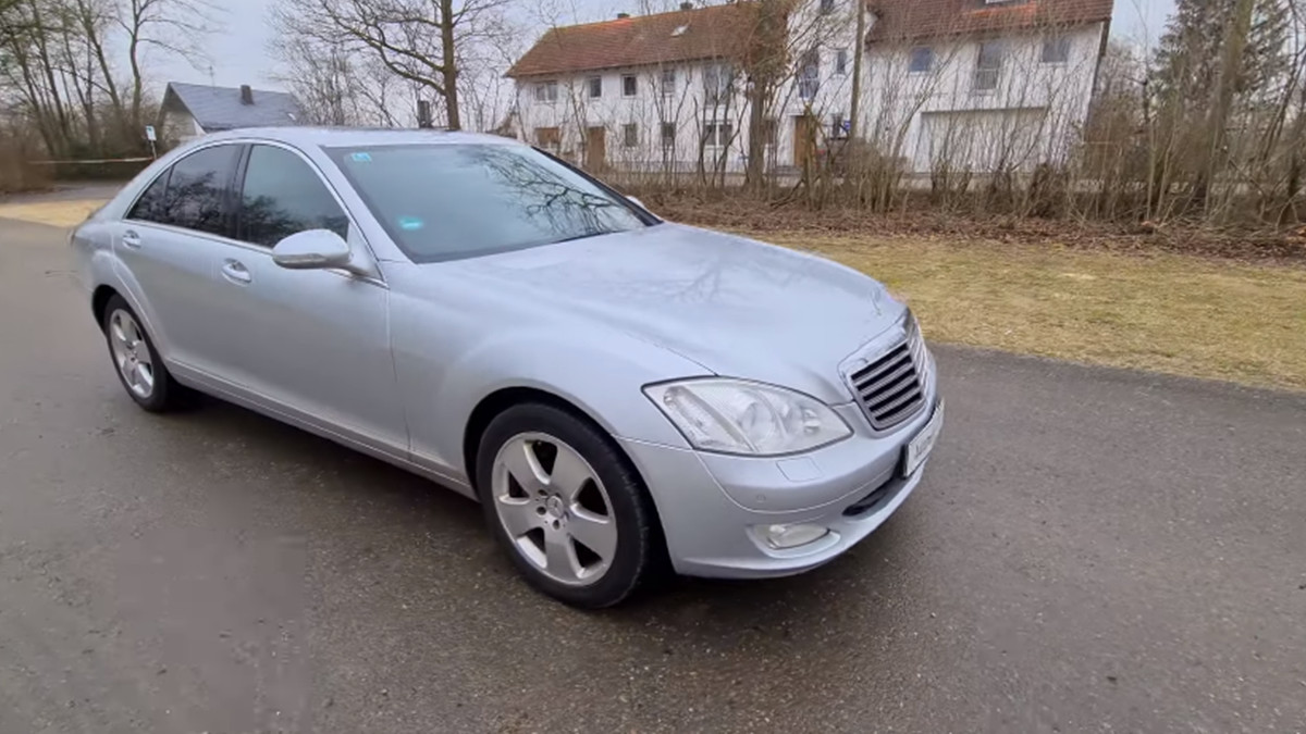 Старенький Mercedes з пробігом майже 200 000 км розігнали до максимальної швидкості: відео - фото 1