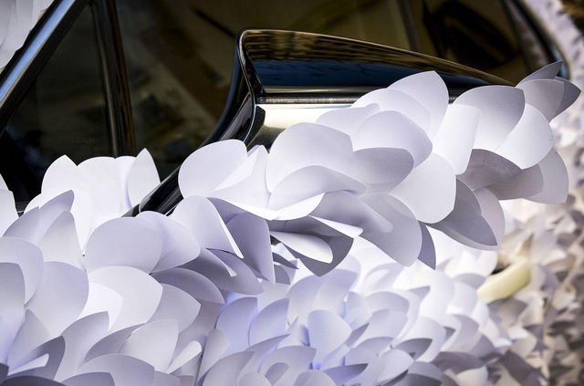 Найкращий подарунок на 14 лютого: Lexus UX перетворили на гігантський букет - фото 447493