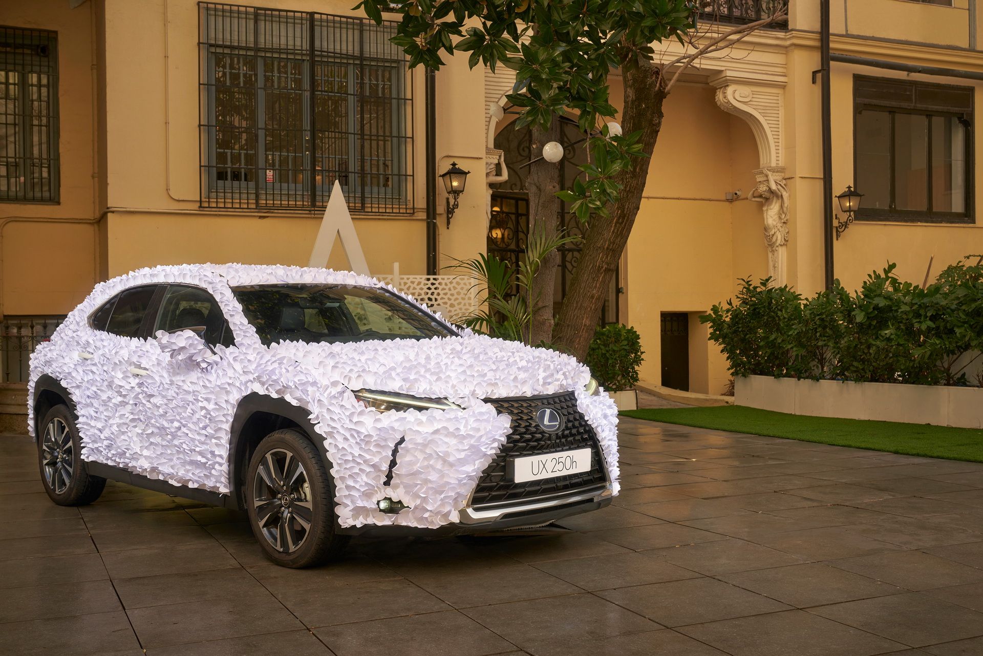Найкращий подарунок на 14 лютого: Lexus UX перетворили на гігантський букет