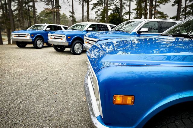 Американець придбав 4 однакові Chevrolet Tahoe з однаковим тюнингом - фото 447510