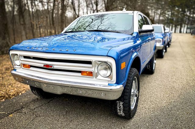 Американець придбав 4 однакові Chevrolet Tahoe з однаковим тюнингом - фото 447515