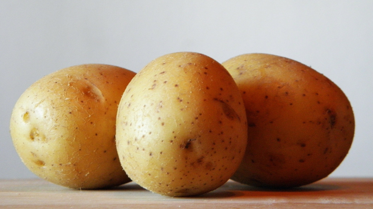 Як почистити картоплю і зберегти манікюр - фото 1