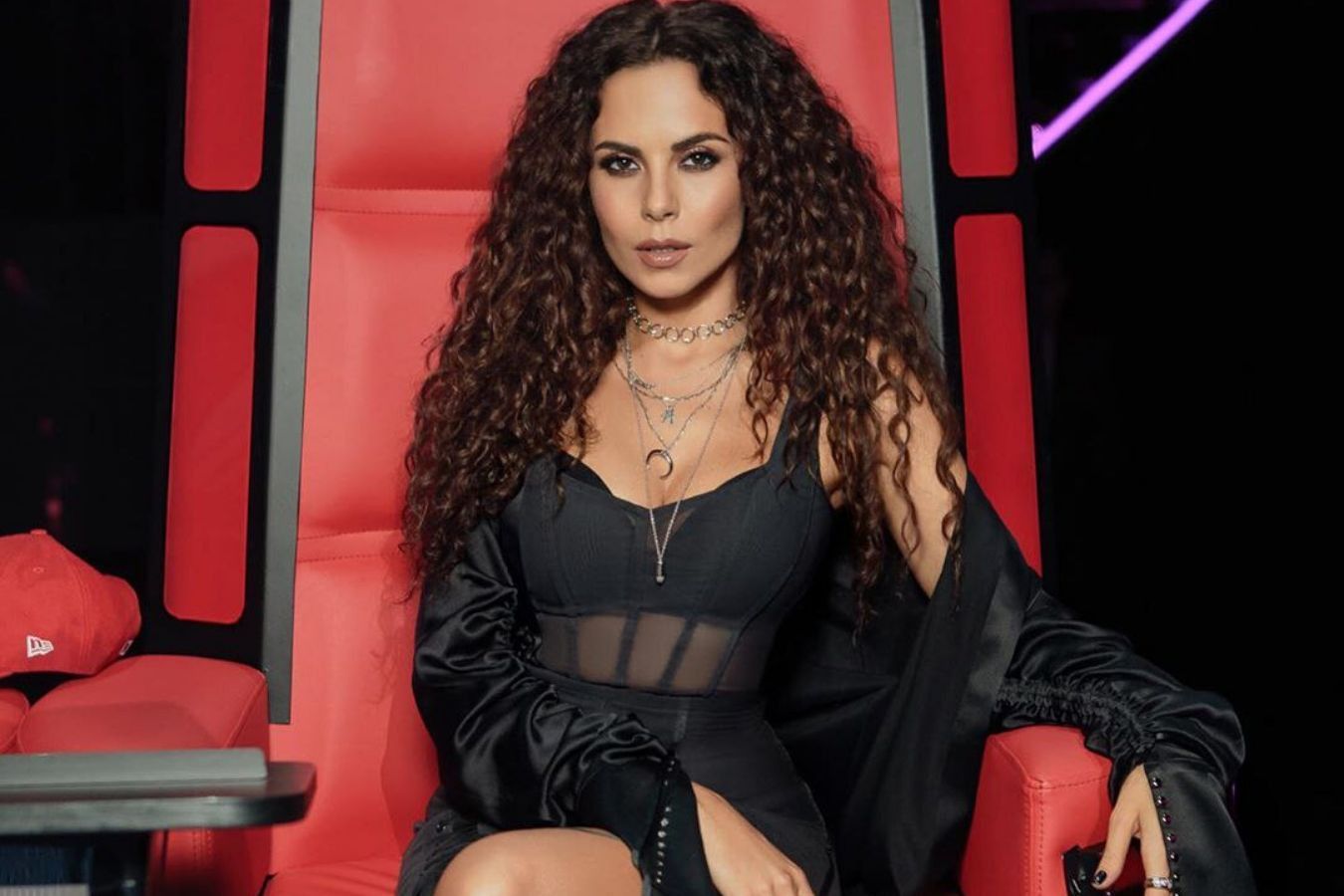 Настя Каменських спантеличила фанатів сукнею з екстремальним декольте