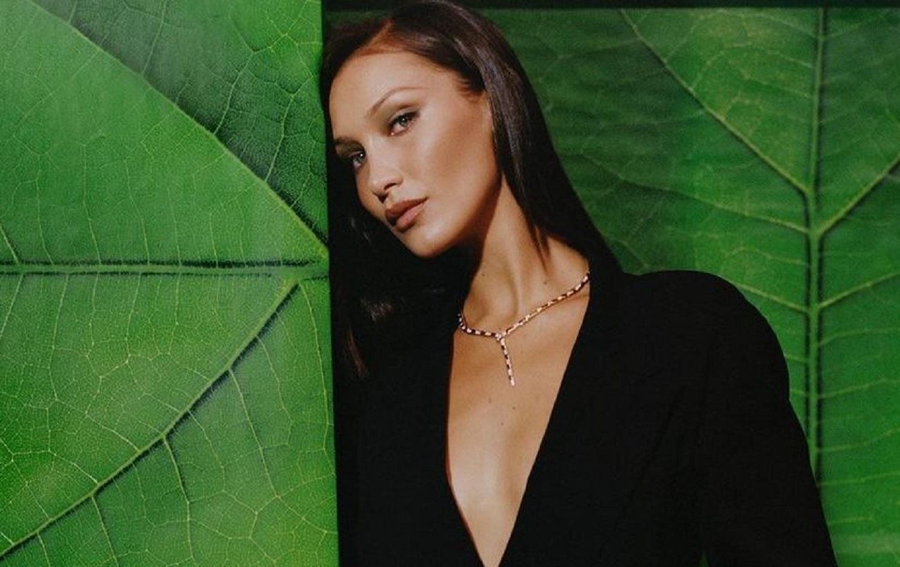 Белла Хадід показала оригінальну зачіску на обкладинці Vogue