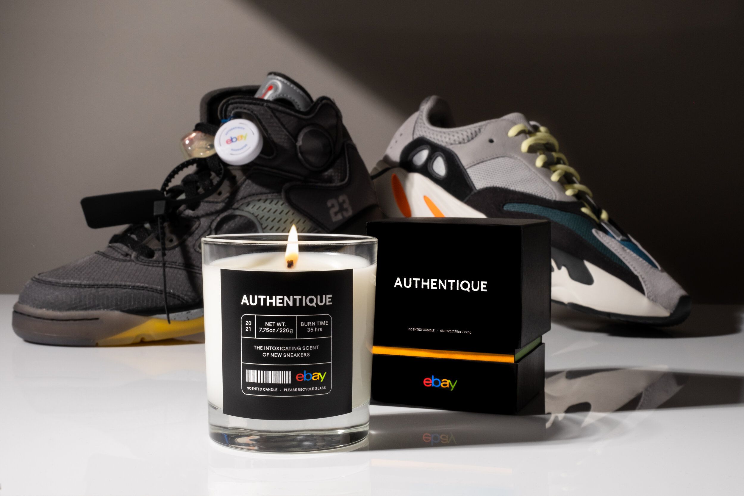 eBay створила свічку з ароматом нових кросівок