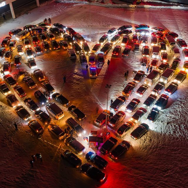 У Києві з понад 100 автомобілів створили велику валентинку: яскраві фото - фото 447760