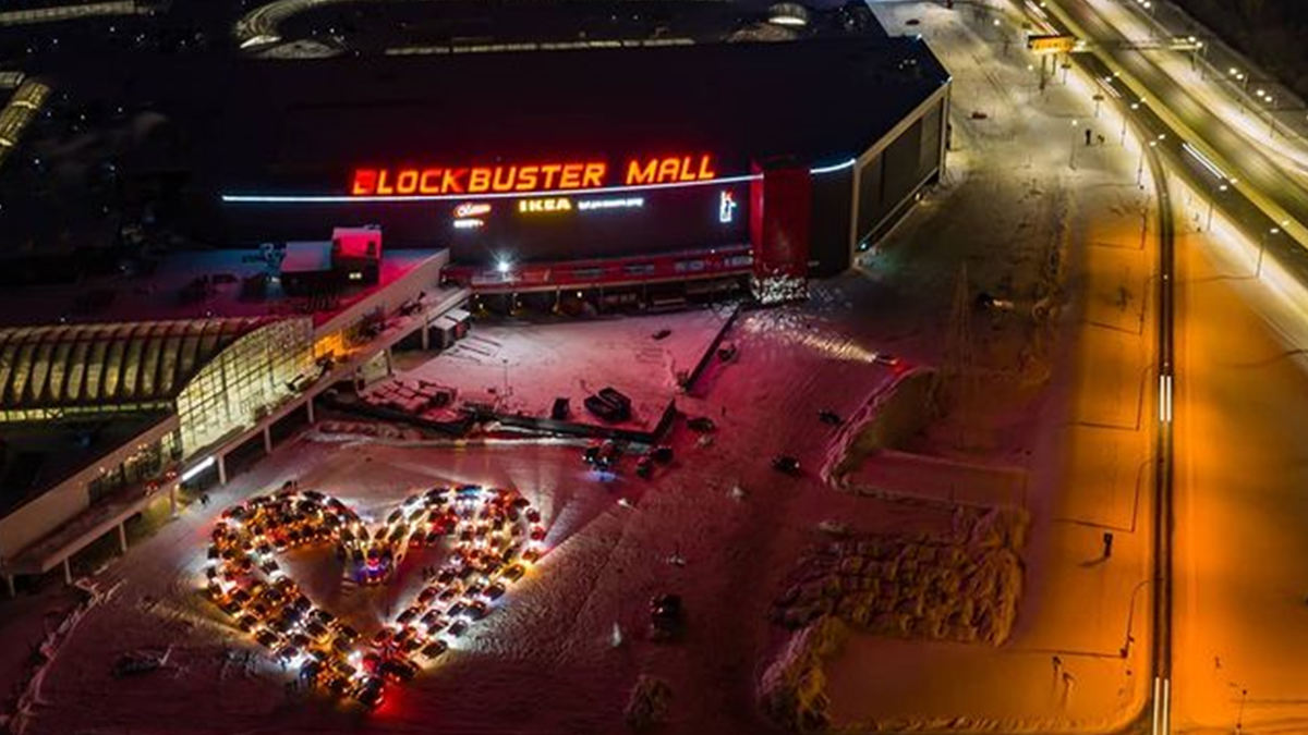 У Києві з понад 100 автомобілів створили велику валентинку: яскраві фото