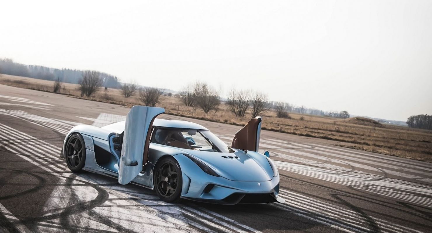 1500-сильний Koenigsegg Regera "намалював" серце на снігу: відео