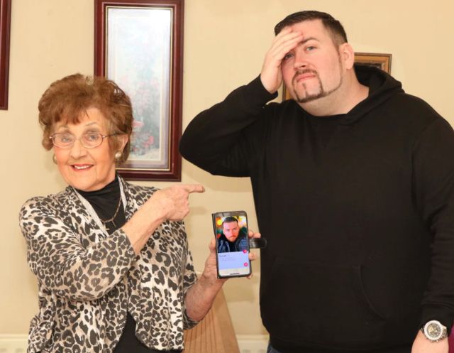 82-річна бабуся зареєструвала самотнього онука в Tinder - фото 447921