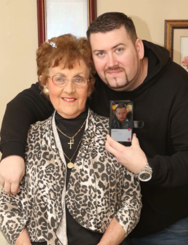 82-річна бабуся зареєструвала самотнього онука в Tinder - фото 447922