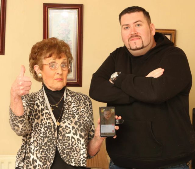 82-річна бабуся зареєструвала самотнього онука в Tinder - фото 447923