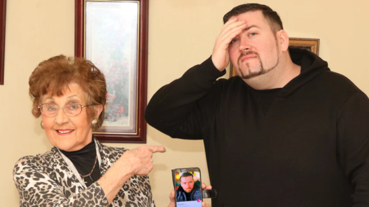 82-річна бабуся зареєструвала самотнього онука в Tinder