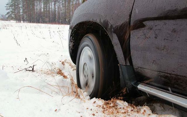 Потужний двигун, шипована гума та безпечна швидкість: ТОП 7 міфів про зимову їзду - фото 447940
