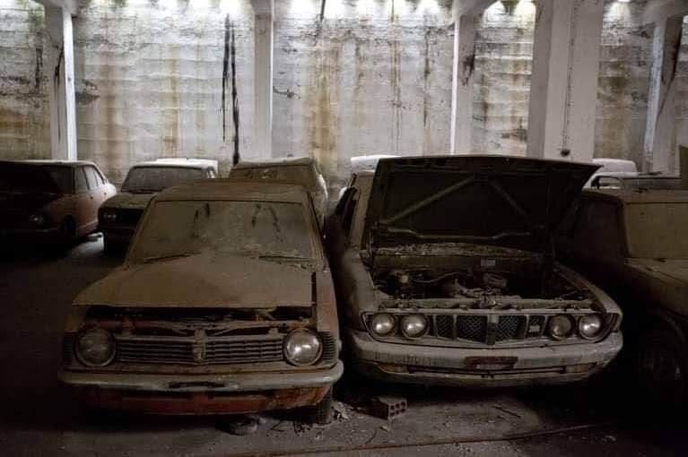 У мережі показали місто-привид з безліччю покинутих машин: атмосферні фото - фото 447992
