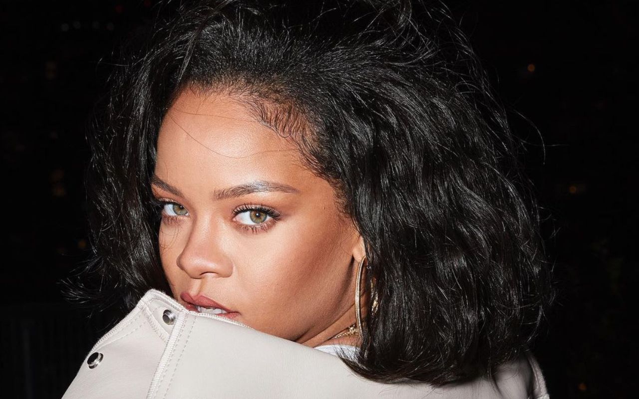 Rihanna знялася топлес - фото 1