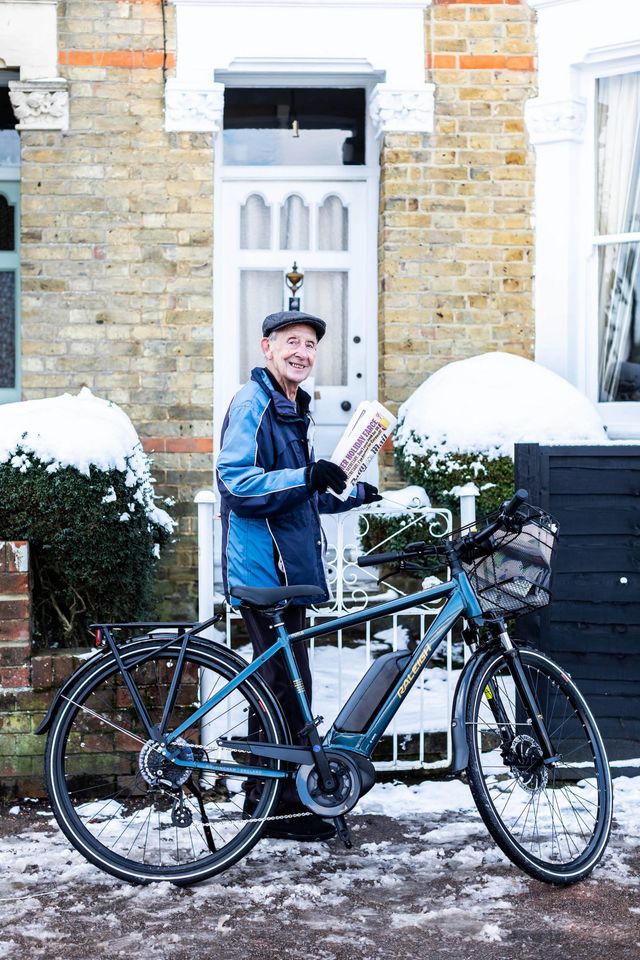 80-річному рознощику газет подарували електровелосипед: він передумав іти на пенсію - фото 448112