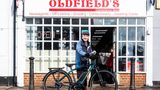 80-річному рознощику газет подарували електровелосипед: він передумав іти на пенсію