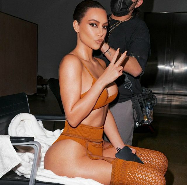 Сексуальна і сором'язлива: Кім Кардашян показала фото в бікіні - фото 448139