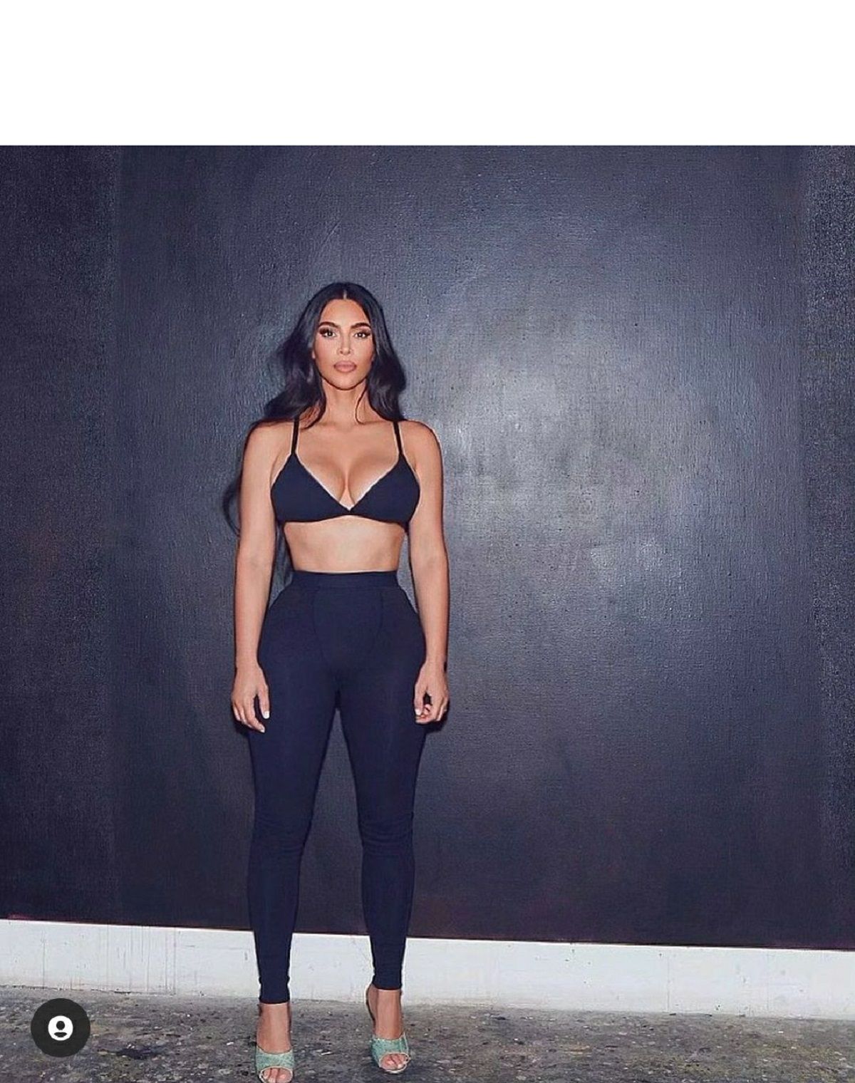 Сексуальна і сором'язлива: Кім Кардашян показала фото в бікіні