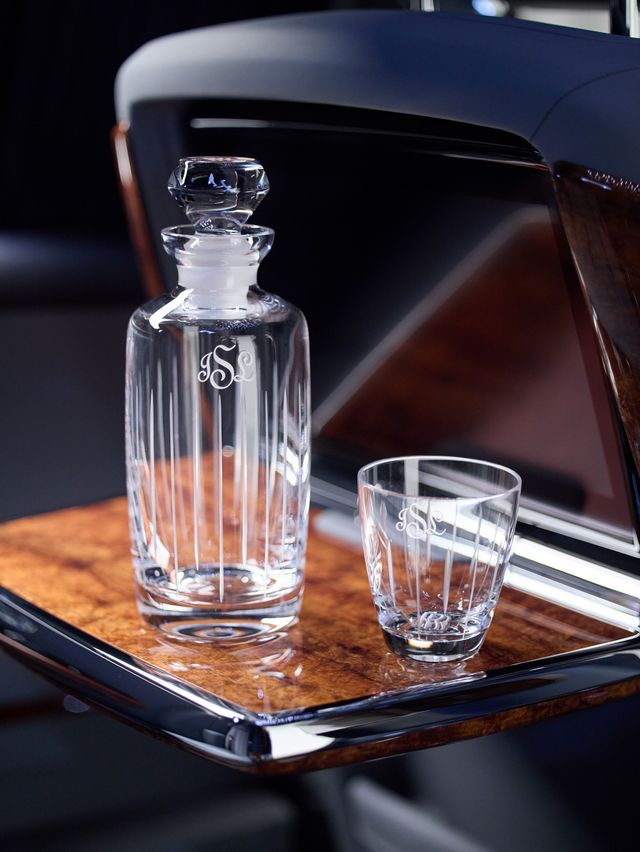 Rolls-Royce створив ексклюзивний Phantom з рідкісного матеріалу: розкішні фото - фото 448210