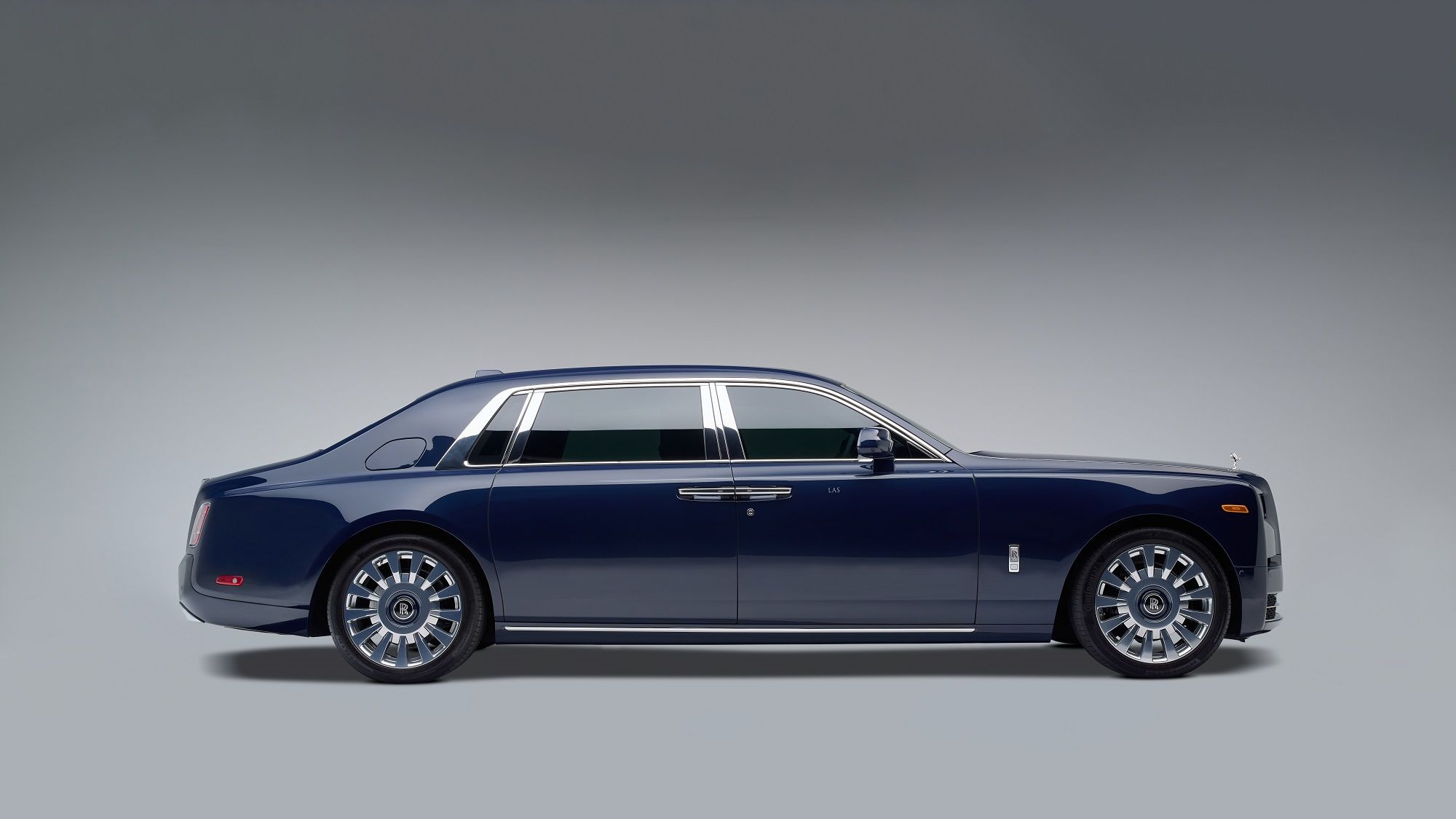 Rolls-Royce створив ексклюзивний Phantom з рідкісного матеріалу: розкішні фото