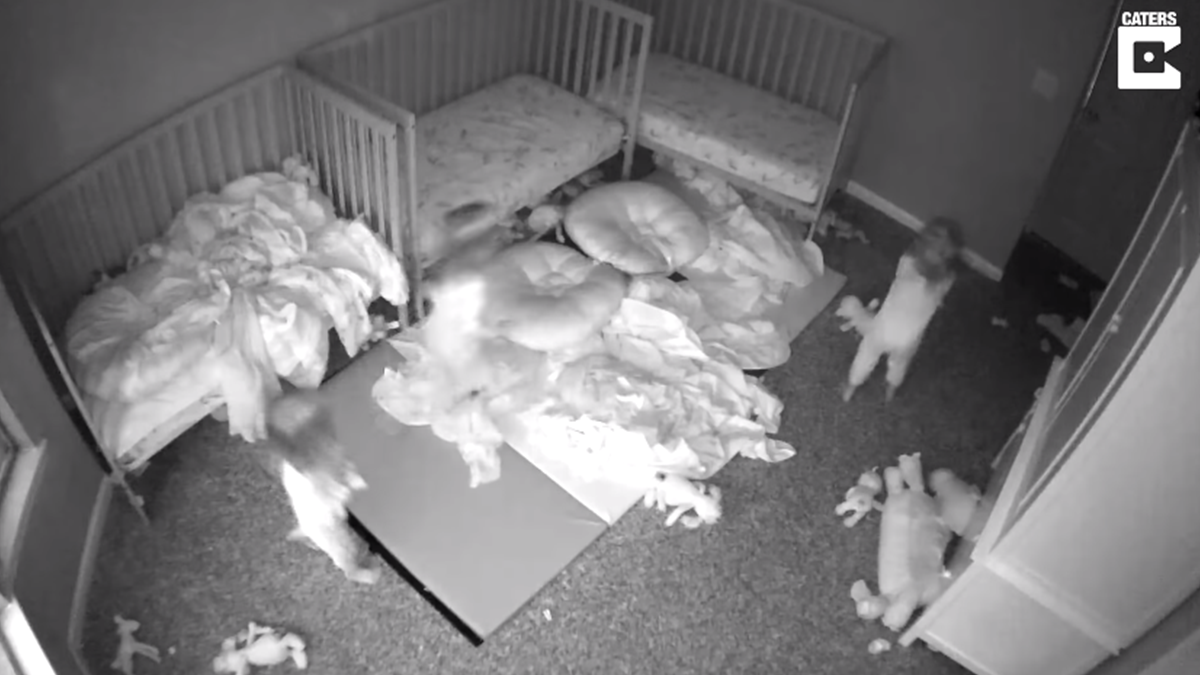 Розваги з привидом: американка показала моторошне відео зі спальні свої донечок