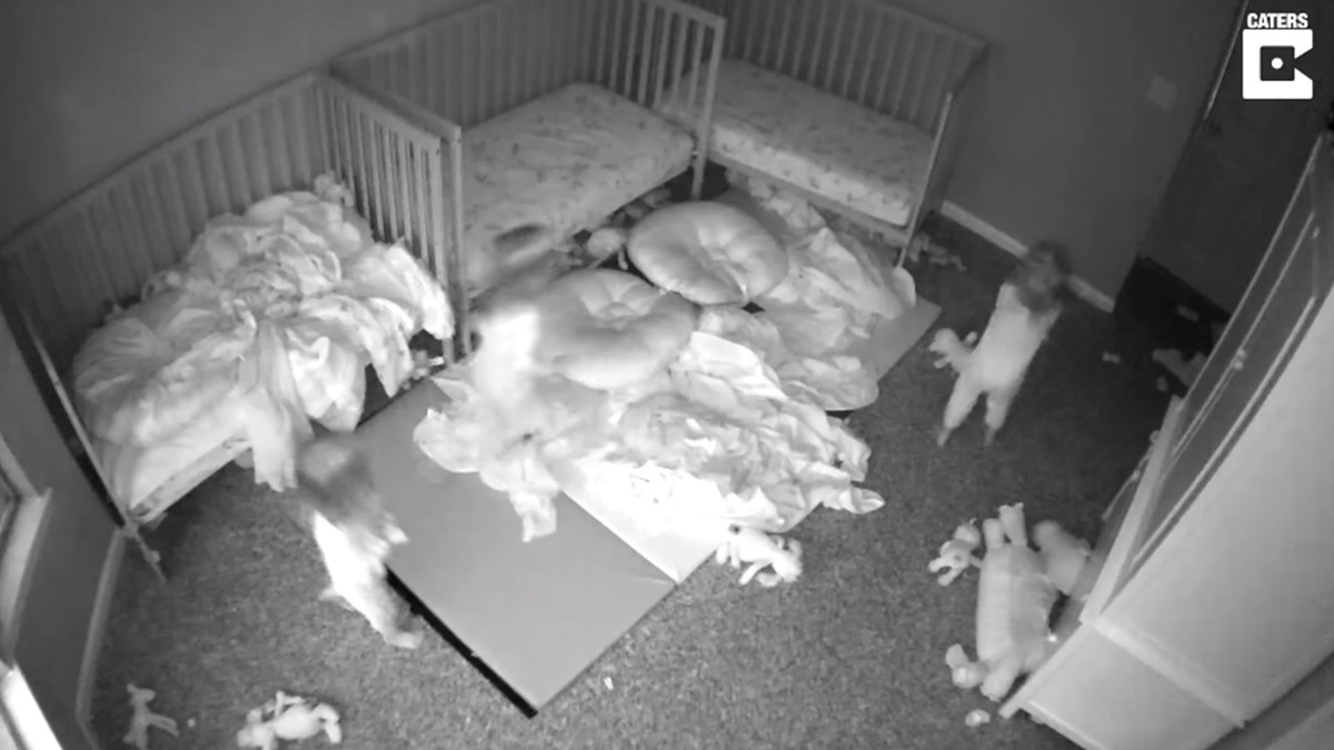 Розваги з привидом: американка показала моторошне відео зі спальні свої донечок - фото 1