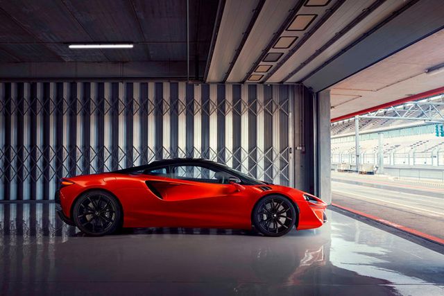McLaren показала потужний гібридний спорткар: фото - фото 448263