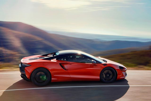 McLaren показала потужний гібридний спорткар: фото - фото 448266