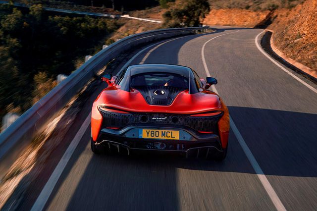 McLaren показала потужний гібридний спорткар: фото - фото 448268