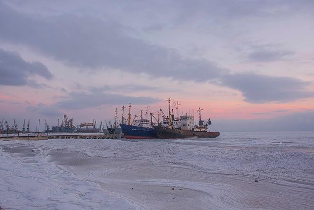 Справжня Арктика: Азовське море скувала крига (казкові фото) - фото 448271