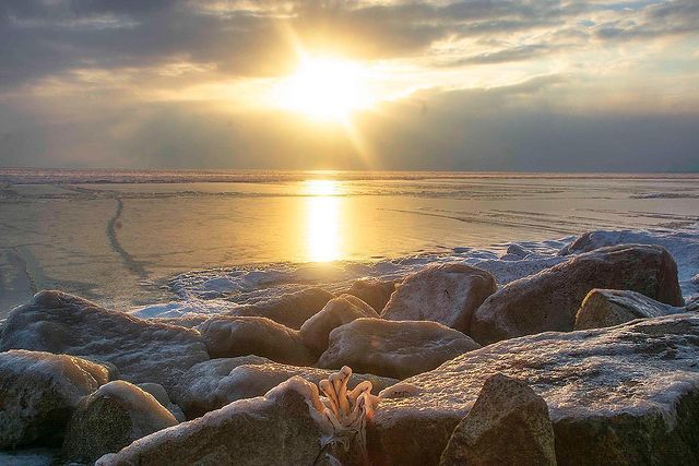 Справжня Арктика: Азовське море скувала крига (казкові фото) - фото 448274