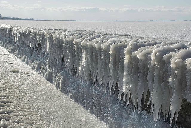 Справжня Арктика: Азовське море скувала крига (казкові фото) - фото 448277