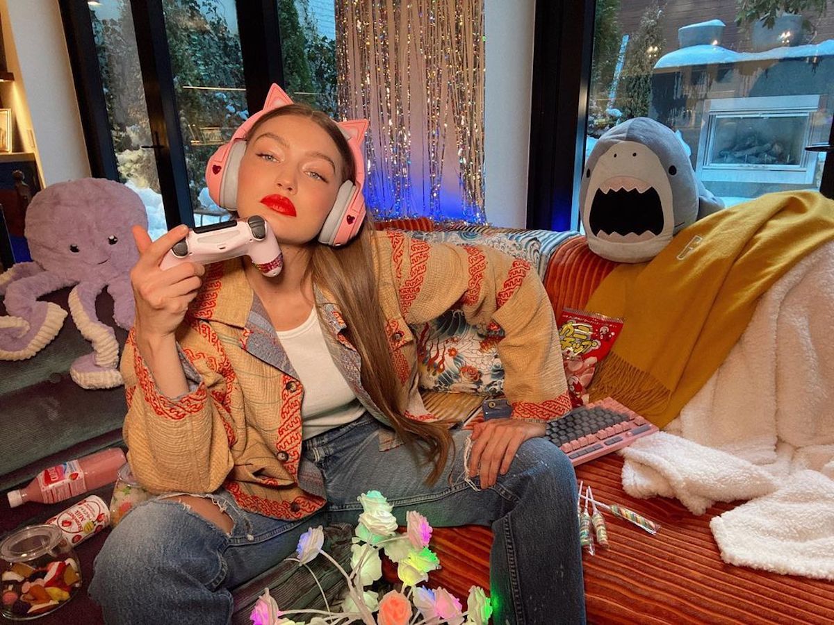 Джіджі Хадід стала героїнею фешн-гри в новому ролику Vogue