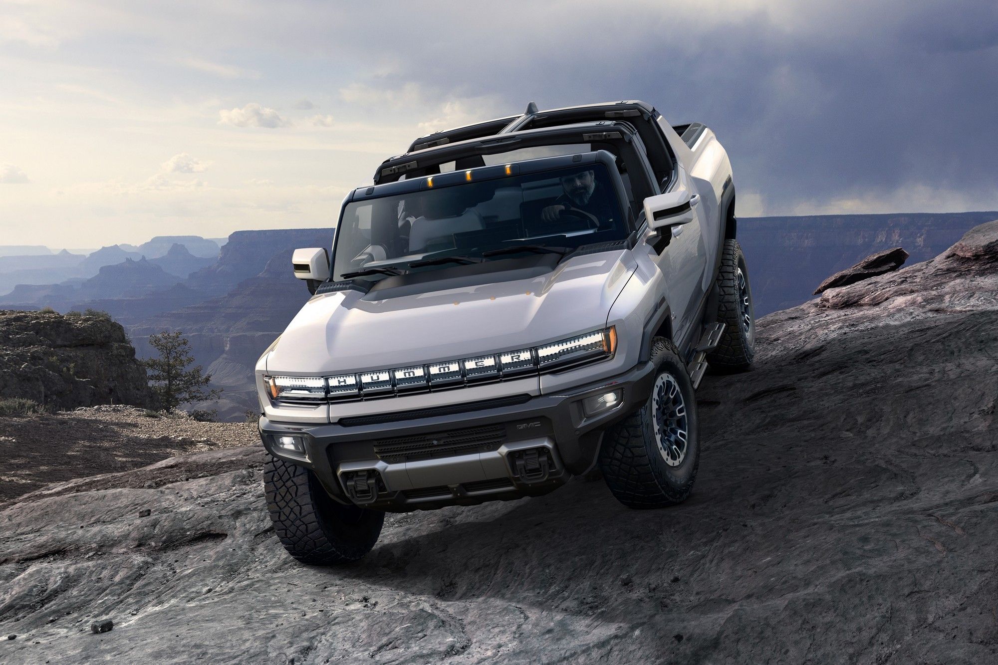 Дивіться, як електричний Hummer крутить "пончики" на снігу: круте відео