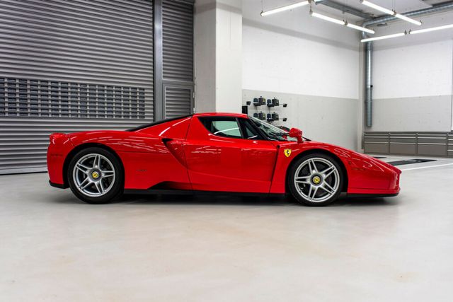 Чемпіон Формули-1 Себастьян Феттель розпродає свої суперкари - фото 448472