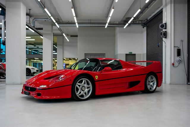 Чемпіон Формули-1 Себастьян Феттель розпродає свої суперкари - фото 448474