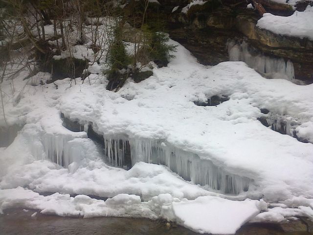 На Львівщині замерзли водоспади: неймовірні фото - фото 448553